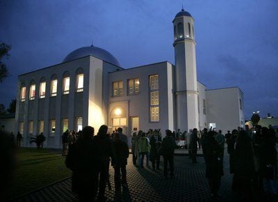 Gäste der feierlichen Einweihung der Ahmadiyya-Moschee stehen in Berlin vor dem Gotteshaus. (Foto: dpa)
