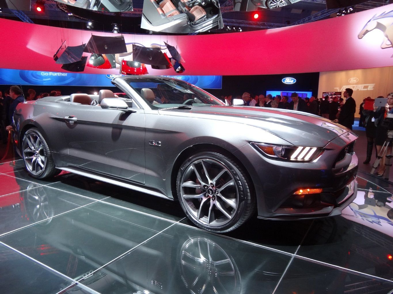 Ford zeigt auf der NAIAS 2014 den neuen Mustang und sein Cabrio (im Bild) erstmals vor Publikum. 2015 soll der Mustang auch nach Deutschland kommen.
