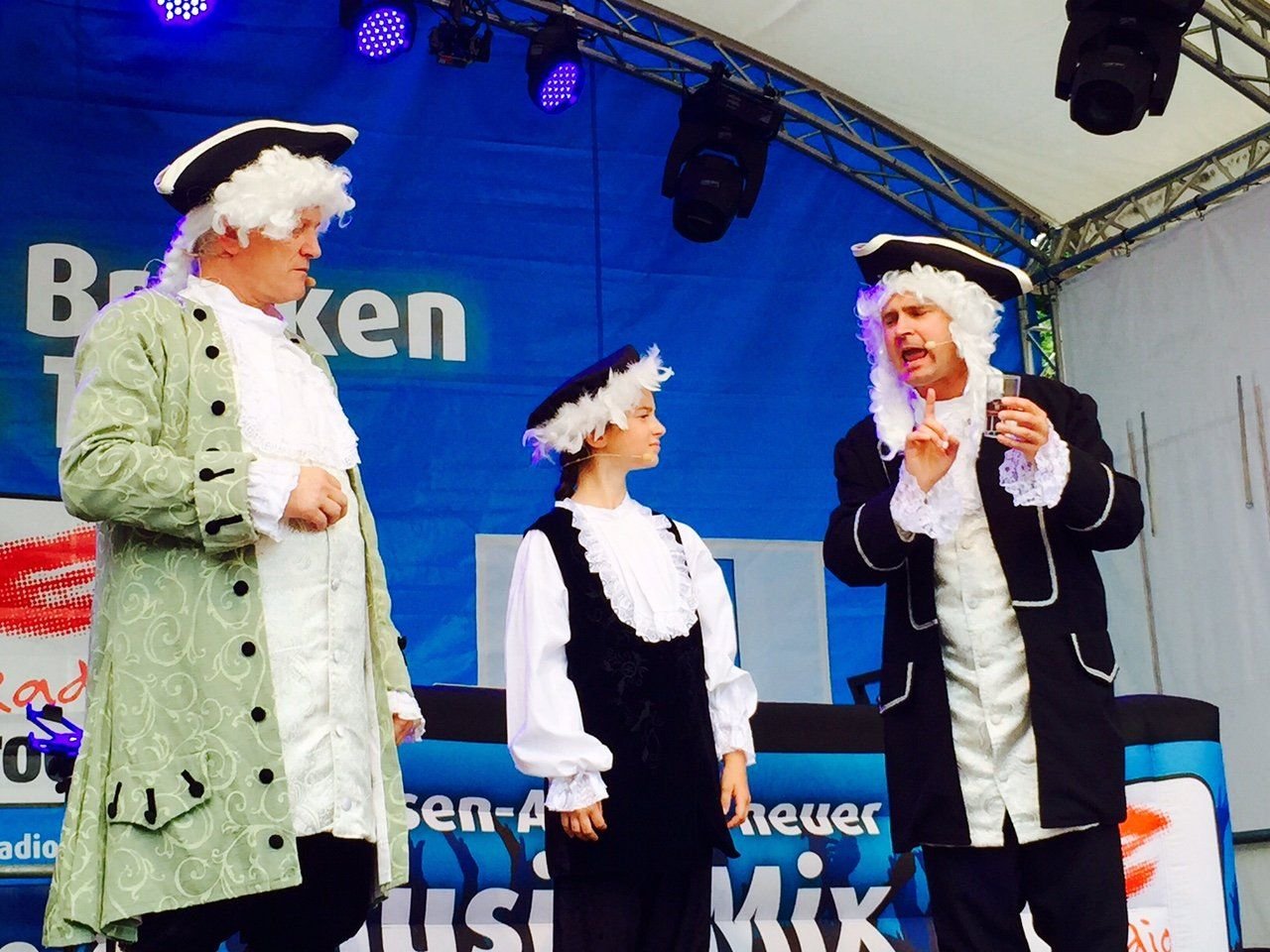 Bürgermeister Christian Runkel (rechts) und Frank Breternitz, Organisator des Brunnenfestes, spielten am Sonnabend auf der Bühne in historischen Kostümen die Entdeckung der Heilquelle um das Jahr 1700 nach.