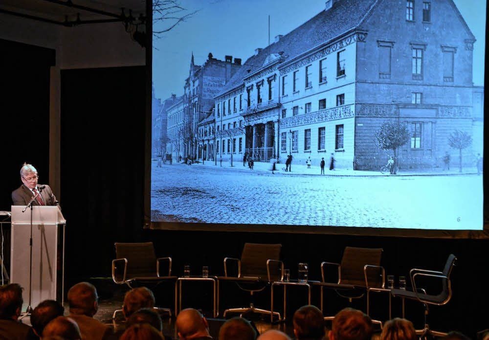 Oberbürgermeister Peter Kuras sprach zu Beginn der Info-Veranstaltung zum Bauhaus-Museum - vor historischen Fotos.