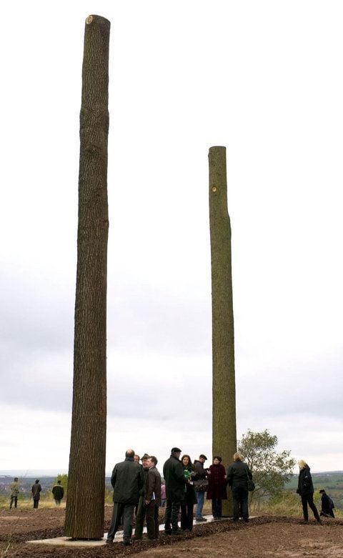 Das zur Erinnerung an die Wiedervereinigung an der früheren Grenze bei Duderstadt aufgestellte «WestÖstliche Tor», fotografiert am 09.11.2001. (ARCHIVFOTO: DPA)