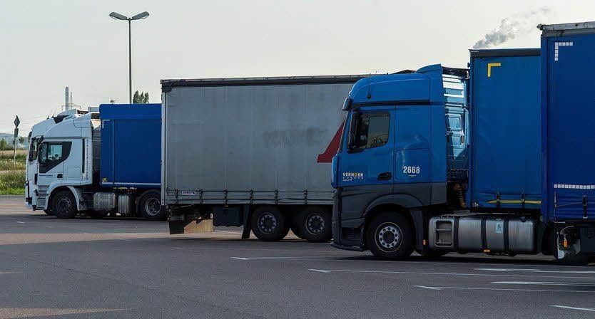 Lastwagen stehen auf einem Rasthof an der Autobahn 38. Seit zwei Wochen treiben Diebe hier wieder verstärkt ihr Unwesen.