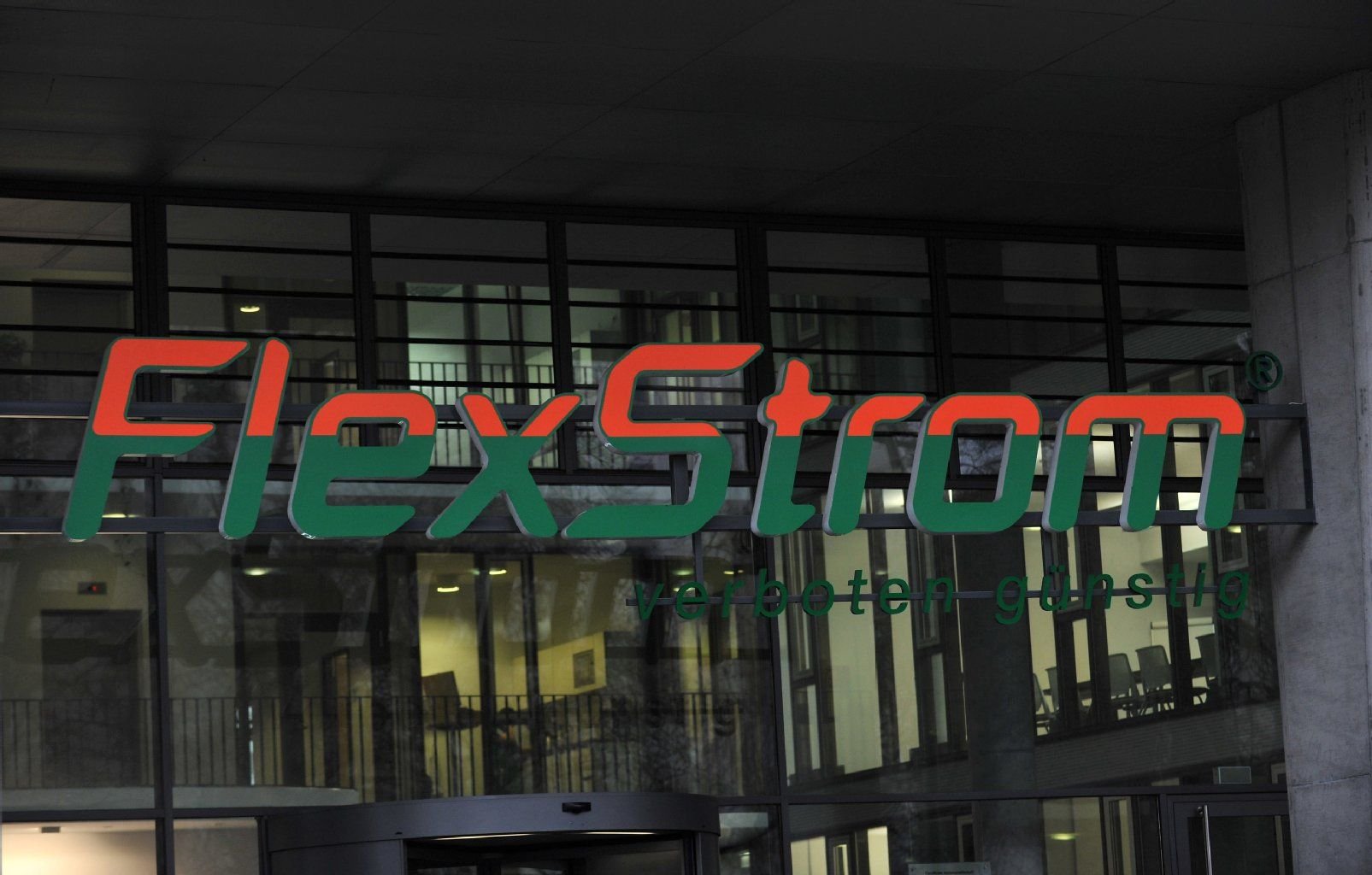 Schriftzug über dem Eingang des Firmensitzes des Strom-Discounters Flexstrom in Berlin