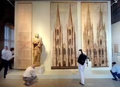 Besucher betrachten am Freitag (29.07.2005) im Dresdner Schloss colorierte Aufrisse des Kölner Doms aus dem Besitz von Goethe in der neuen Sonderausstellung «Zeitschichten. Erkennen und Erhalten. Denkmalpflege in Deutschland» (Foto: dpa)
