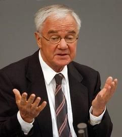 Bundesverkehrsminister Manfred Stolpe (SPD) lässt die Lkw-Maut keine Ruhe. (Foto: dpa)