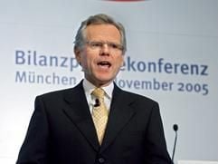 Infineon-Chef Wolfgang Ziebart gestikuliert am Freitag (18. November 2005) bei der Bilanzpressekonferenz in München. (Foto: dpa)