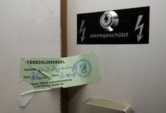Ein Verschlusssiegel ist in Deggendorf (Niederbayern) an der Eingangstür zur Wohnung angebracht, in der sich ein Familiendrama abgespielt hat. (Foto: dpa)