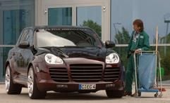 Ein «aufgemotzten» Porsche Cayenne steht am Dienstag (16. August 2005) in Erfurt. Der von der Firma Enco aus Chemnitz getunte Offroader mit 370 PS kostet etwa 135000 Euro und ist einer der Höhepunkte der Messe «tuningdreams», die vom 19. bis 21. August stattfindet. (Foto: dpa)