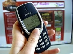 Möglichst individuelle Klingeltöne für das Mobiltelefon liegen im Trend. Melodien oder Geräusche können aus dem Internet geladen oder sogar selbst erstellt werden. (Foto: dpa)