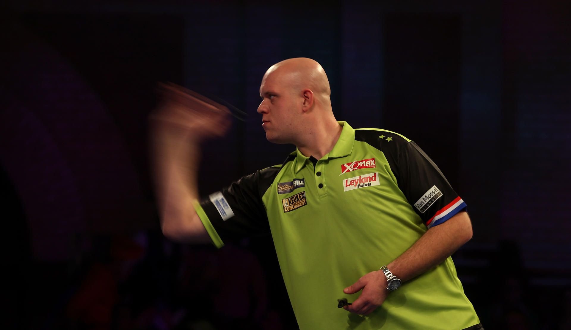 Topfavorit Michael van Gerwen hat bei der Darts-WM in London souverän das Viertelfinale erreicht.