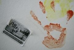 Ein Aufkleber mit der Aufschrift «Alles wird gut» und ein Handabdruck eines Kindes sind am Freitag (27.04.2007) in Berlin an der Wohnungstür in einem Mietshaus im Stadtbezirk Prenzlauer Berg zu sehen. (Foto: dpa)