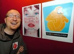 Club-Gründer Harald Gaspar steht am Donnerstag (13.10.2005) in Hamburg vor einem Plakat des «Club der Hässlichen». (Foto: dpa)