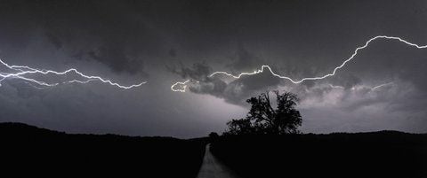 Zuckende Blitze, schallender Donner, prasselnder Regen: Sommerzeit ist Gewitterzeit. (ARCHIVFOTO: DPA)