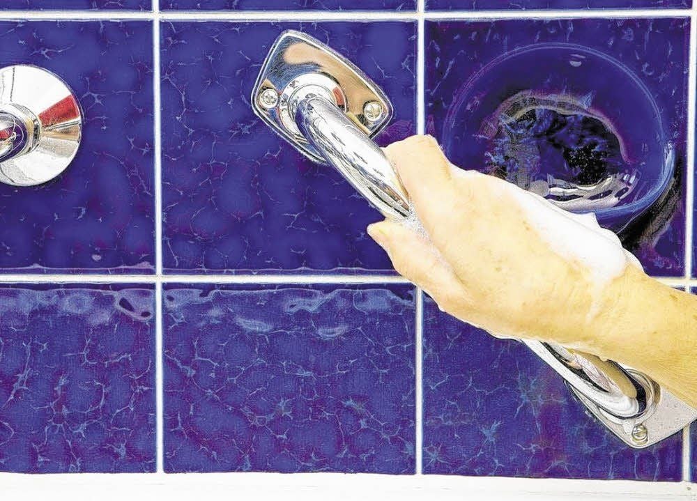 Fest im Griff Menschen mit gesundheitlichen Einschränkungen das Aussteigen aus der rutschigen Badewanne. Wenn der Arzt ein solches Hilfsmittel für notwendig erachtet, kann er dafür eine Verordnung ausstellen.