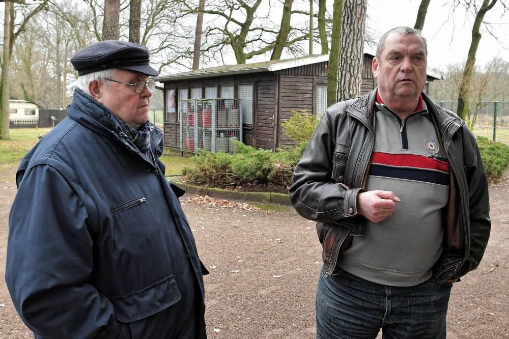 Adria-Dauercamper Peter Uhlendorf (li.) und Eberhard Bimek sind verärgert.