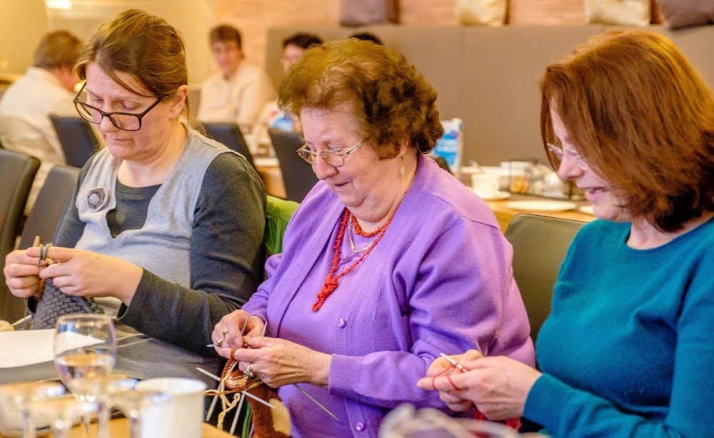 Konzentriert bei der Masche: Brigitte Köhler (Mi.) und Mitstrickerinnen.