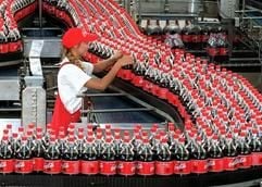 Der weltgrößte Erfrischungsgetränkeanbieter, dieCoca-Cola Company, hat im dritten Quartal 2004 wegen eines schwachenGeschäfts in Nordamerika, Deutschland und Nordeuropa einen starkenGewinnrückgang verbucht. (Foto: dpa)