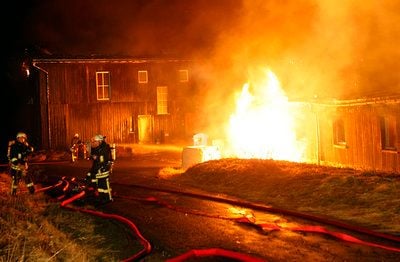 Die Fichtelbergbaude ist in der Nacht zum Samstag abgebrannt. Dutzende Feuerwehrleute der FFW aus der Umgebung kämpfen mit dem knappen Wasser und den Flammen. (FOTO: DDP)