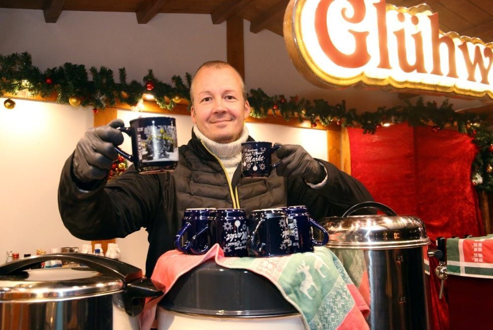 Hoch die Tassen: Bei Robert Anton gibt es Glühwein mit Schlehenlikör.