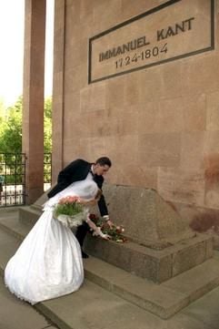 Undatiertes Foto zeigt ein russisches Brautpaar, das am Grab des Philosophen Immanuel Kant am alten Königsberger Dom einen Blumenstrauss niederlegt. (Foto: dpa)
