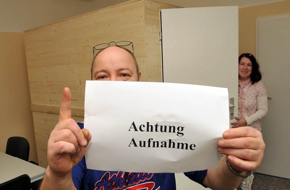 Michael Habla, Techniker des Teams, bittet vor der Kabine schon mal um Ruhe.