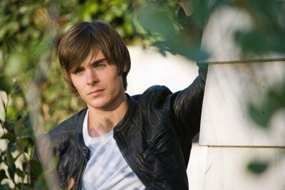 Mädchenschwarm Zac Efron lehnt im Film «17 again» an einer Wand. (FOTO: DPA)