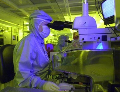 Im Reinstraum des Chip-Herstellers X-FAB Semiconductor Foundries AG in Erfurt überwacht eine Mitarbeiterin den Produktionsprozess bei der Herstellung der Schaltkreise. (FOTO: DPA)