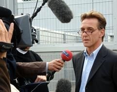 Der Rechtsanwalt von Jan Zocha, Andreas Kerkhof, wird am Mittwoch (20. Juli 2005) vor dem Hochsicherheitstrakt des Oberlandesgerichts in Düsseldorf interviewt. (Foto: dpa)