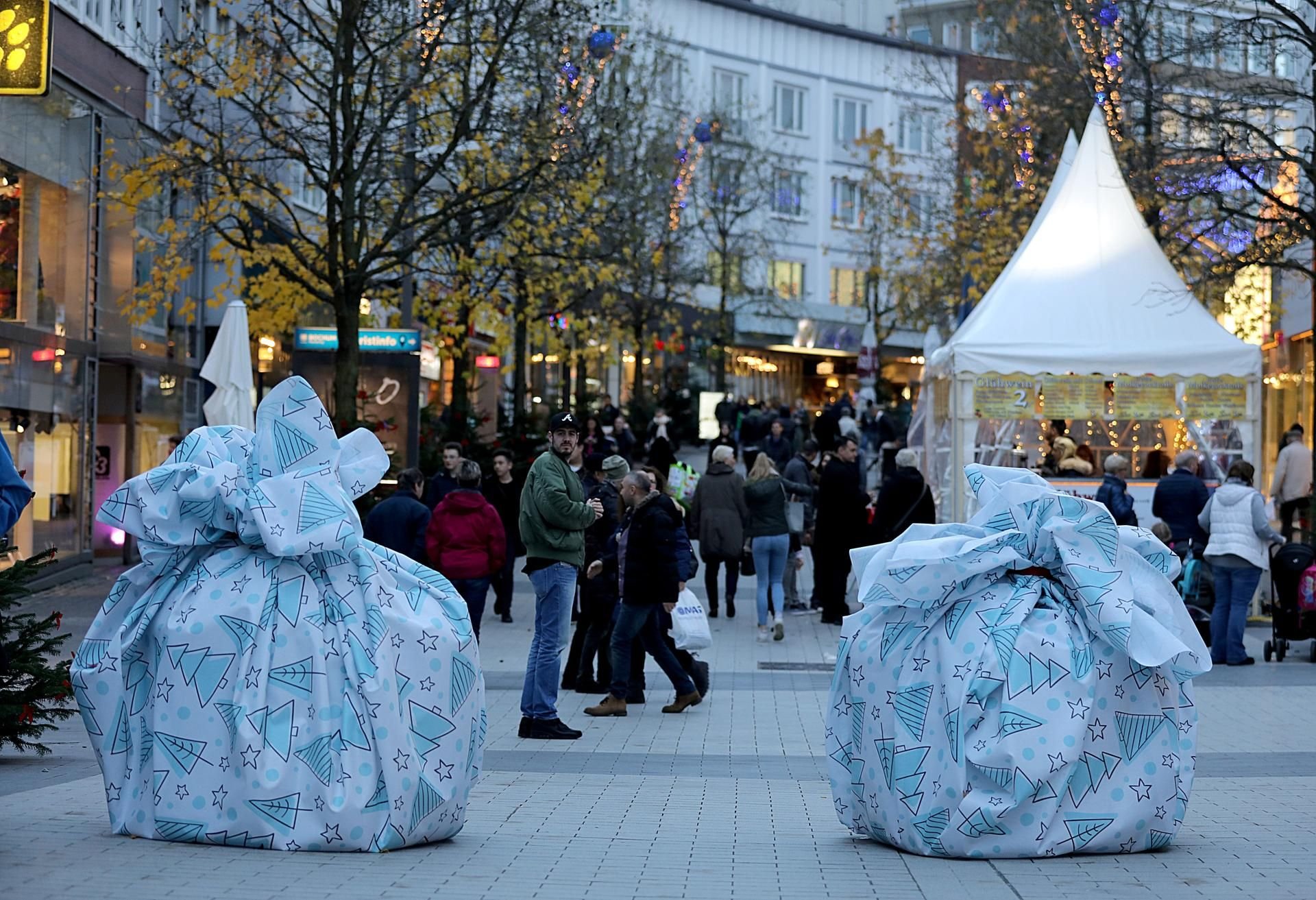 In Bochum wurden LKW-Sperren in Geschenkpapier eingewickelt.
