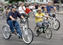 Mit ihren Cruisern - aufwändig und zum Teil einzigartig gearbeiteten Fahrrädern - treten über hundert Berliner auf einer Cruiser-Parade in die Pedale (Foto: dpa)