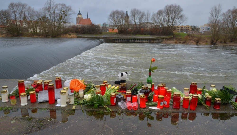 Am Muldewehr erinnern zahlreiche Kerzen und Blumen an das Unglück.