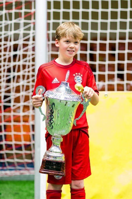Jordi Ballack mit dem Pokal.