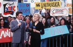 Das Szenenfoto zeigt Fernsehreporterin Lanie Kerrigan (Angelina Jolie, l), die im neuen Kinofilm "Leben oder so ähnlich" als Marilyn-Monroe-Verschnitt das Zugpferd einer lokalen Nachrichtensendung spielt, die zum Quotenrenner wird. Sie will unbedingt in der oberflächlichen Medienwelt Karriere machen. Ihre Story über einen Obdachlosen bringt jedoch ihr gesamtes Lebensgefüge ins Wanken, denn er prophezeit ihr, dass sie nur noch eine Woche zu leben hat.(Foto: dpa)