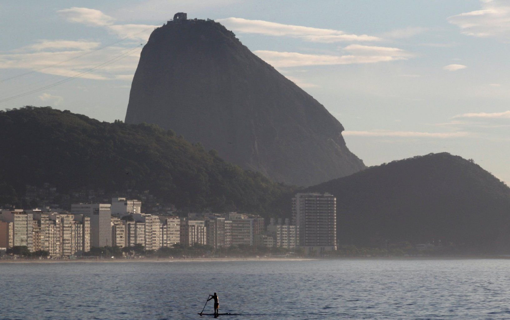 In Rio de Janeiro ist am Osterwochenende eine Frau mehrfach vergewaltigt worden. Sie war als Touristin gemeinsam mit ihrem Partner in der Stadt unterwegs. Beide wurden zudem ausgeraubt.