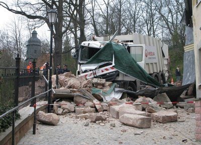 Vom Roten Tor in Stadtroda, dem Wahrzeichen der thüringischen Stadt, ist nur noch ein Trümmerhaufen übrig. (FOTO: DPA)
