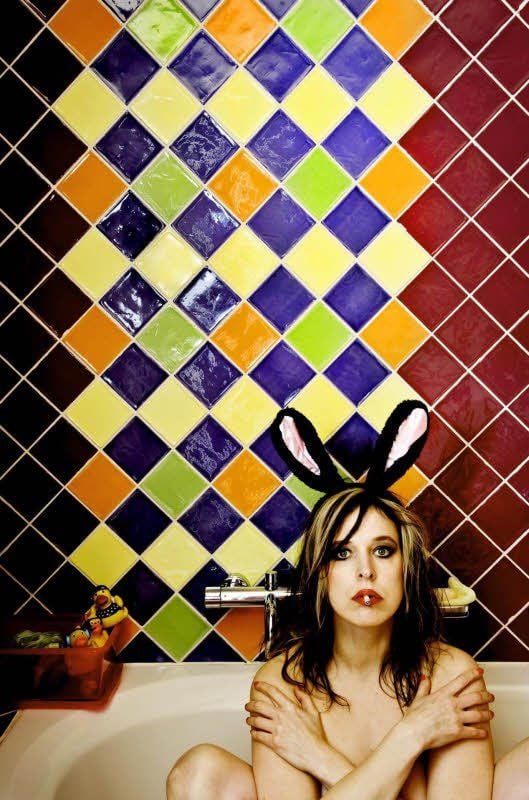 Die niederländische Künstlerin Lilith Love zeigt: Bunny In The Tube.
