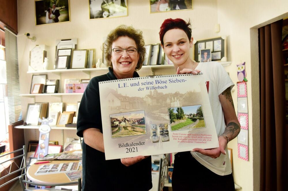 Susann Ludenia (links) und Nadine Zobel präsentieren den neuen Fotokalender für Eisleben.