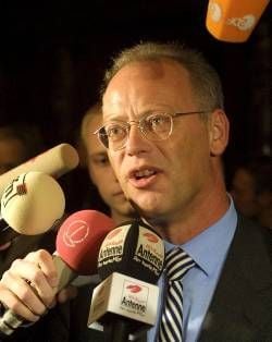Bundesverteidigungsminister Rudolf Scharping (SPD)