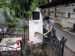 Ein Besucher legt an Anton Tschechows Grab auf dem Friedhof des Neujungfrauen-Klosters in Moskau Blumen nieder. Vor 100 Jahren am 15. Juli 1905 starb der russische Schriftsteller an Schwindsucht im deutschen Kurort Badenweiler. (Foto: dpa)