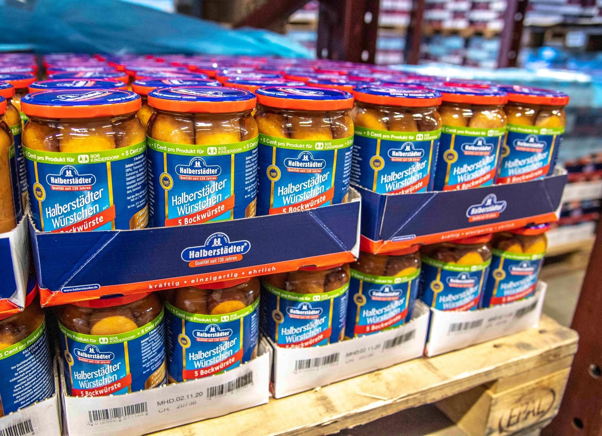 So stehen sie im Supermarkt: Würstchen aus Halberstadt.