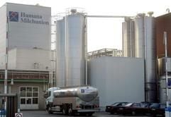 Ein Tanklastwagen steht am Montag (10.11.2003) auf dem Gelände der Firma Humana Milchunion in Everswinkel. In Israel ist nach dem Tod von drei Babys eine in Deutschland hergestellte Soja-Milch aus dem Handel genommen worden. Die Baby-Nahrung, die unter dem Markennamen Remedia vertrieben wird, stammt von der Firma Humana Milchunion aus dem münsterländischen Everswinkel. (Foto: dpa)
