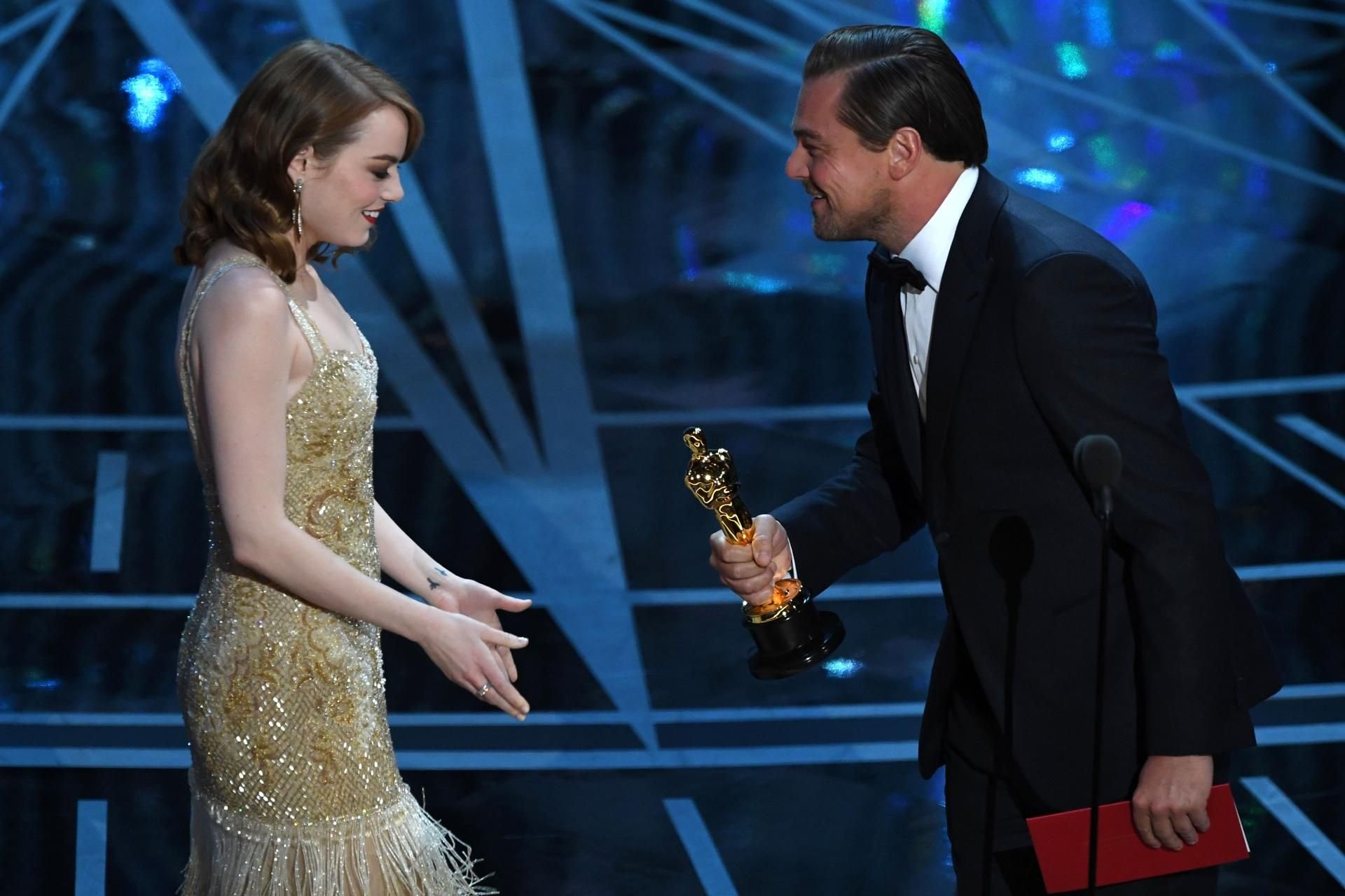 Leonarda DiCaprio überreicht Emma Stone ihren Oscar als beste Hauptdarstellerin.