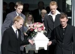 Der Sarg der verstorbenen Tabea wird am Donnerstag (30. September 2004) aus dem Gotteshaus der Mennonitischen Gemeinde Lengo getragen. Hinten gehen die Eltern Nely und Peter. (Foto: dpa)