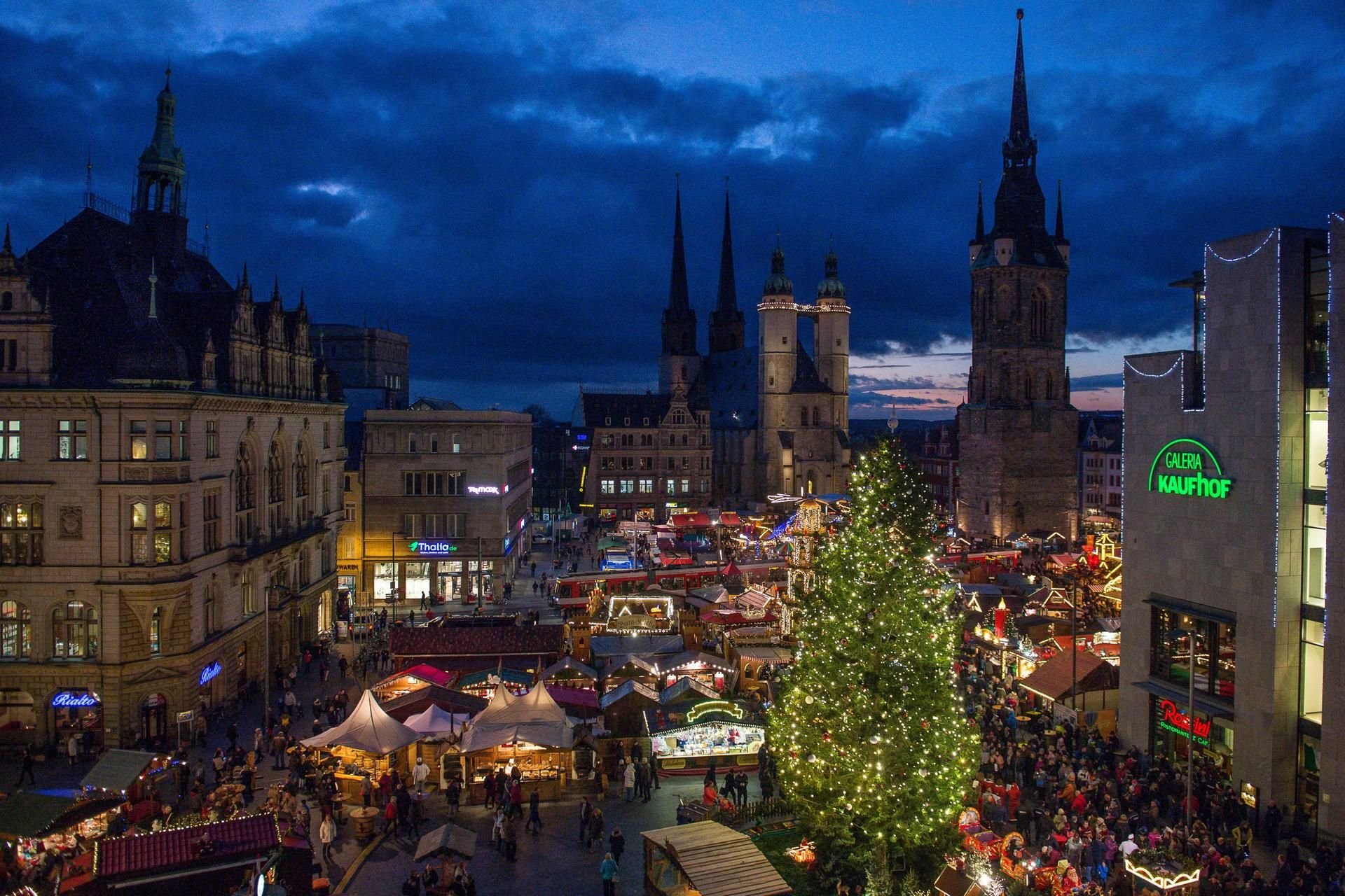 Weihnachtsbaum und Buden erleuchten seit Dienstag den Marktplatz in Halle.