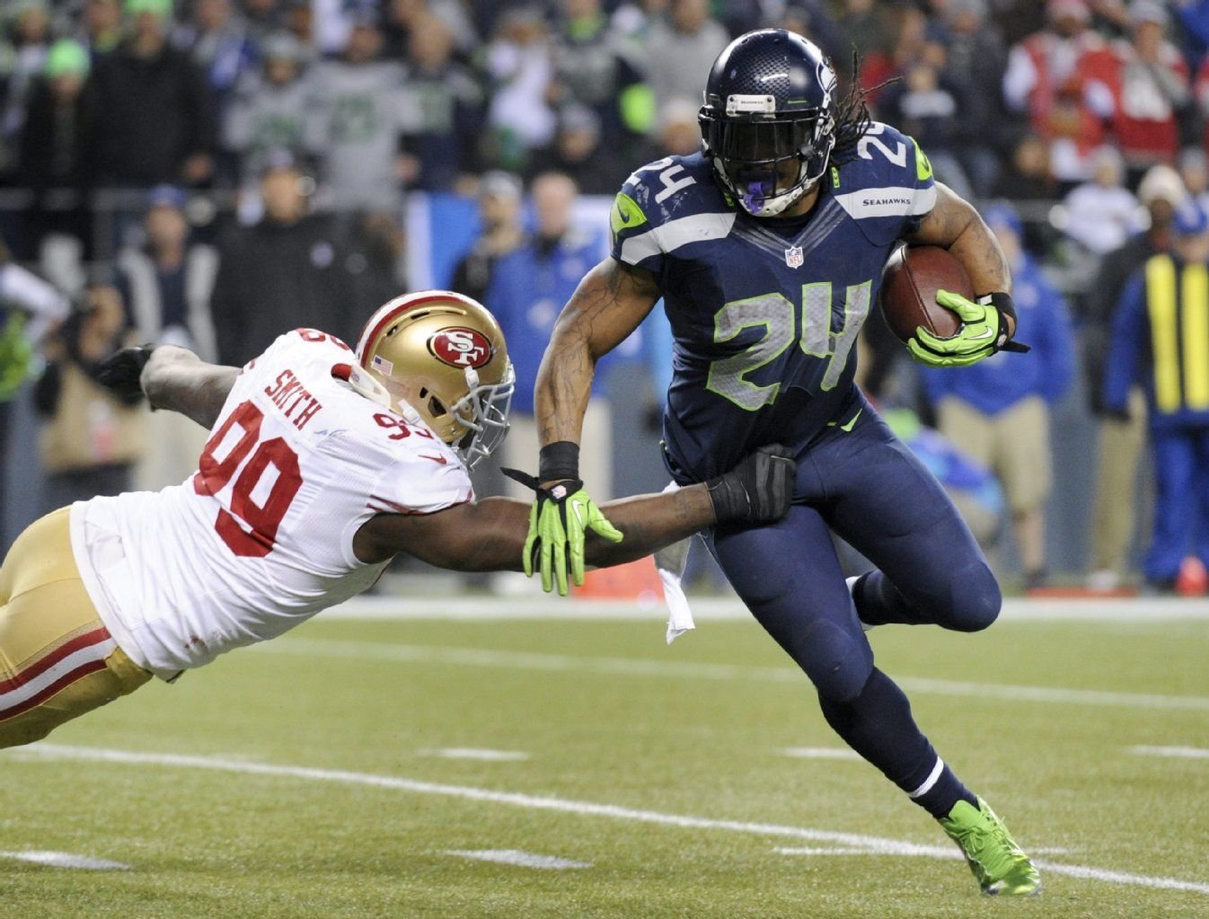 Seattle Seahawks Running Back Marshawn Lynch (r) gegen San Francisco 49ers Aldon Smith