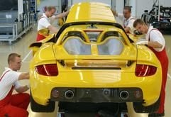 Im Leipziger Werk des Sportwagenherstellers Porsche arbeiten die Mitarbeiter an einem Modell des teuersten Sportwagens von Porsche: ein Carrera GT. (Foto: dpa)