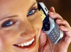 Ein Siemens-Handy SL 65 am Ohr einer jungen Frau (undatiertes Werksfoto). Siemens hat bei seiner Aufholjagd auf dem Handy-Markt durch einen Vermarktungsstopp für seine neueste Modellreihe einen Rückschlag erlitten. Als Reaktion auf eine Warnung vor Software-Problemen, die unter bestimmten Umständen zu Hörschäden durch eine extreme Lautstärke führen können, hätten zahlreiche Großkunden die Geräte der 65er-Reihe aus dem Sortiment genommen, bestätigte Siemens am Freitag (27.08.2004) in München. Noch ließen sich weder die Kosten noch die Zahl der betroffenen Handys beziffern, sagt ein Unternehmenssprecher. Neben Deutschland seien auch Kunden in Asien und anderen Ländern Europas angeschrieben worden. (Foto: dpa)