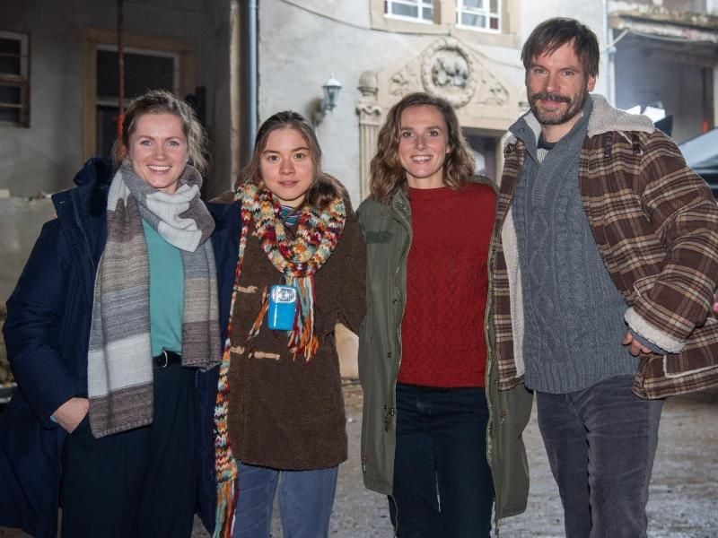 Cornelia Gröschel (l-r), Hannah Schiller, Wanja Mues und am Rande der Dreharbeiten zu „Parasomnia”. Foto: Robert Michael/dpa-Zentralbild/dpa