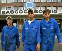 Mitarbeiter vor dem Babcock-Borsig-Werk in