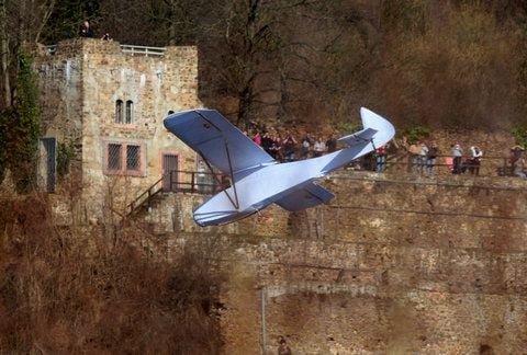 Ein maßstabsgetreuer Nachbau des Fluchtfliegers von Colditz, mit dem im Jahr 1945 zwei britische Offiziere aus dem deutschen Kriegsgefangenenlager auf Schloss Colditz fliehen wollten, segelt unbemannt vom Kirchendach des Schlosses in Colditz über die Mulde hinweg auf eine Wiese. (FOTO: DAPD)